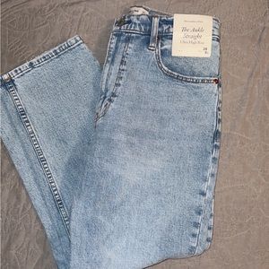 NWT Abercrombie Ankle Straight Ultra High Rise Jeans. Light Distressed. Sz 28/6S